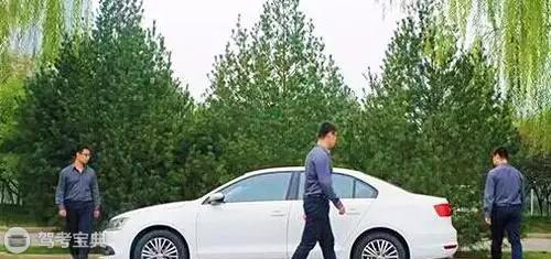 不要小瞧上下车动作,操作不好就挂这儿了!