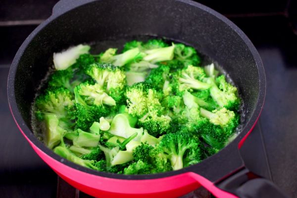 鱿鱼卷拌西兰花