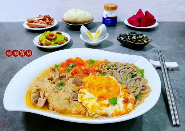 排骨番茄煎蛋荞麦面