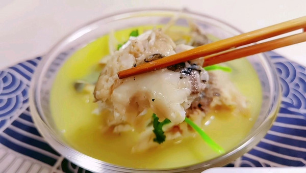 奶白雄鱼鱼头汤