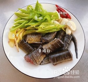 健康养生佳品青椒蒜爆鳝的做法