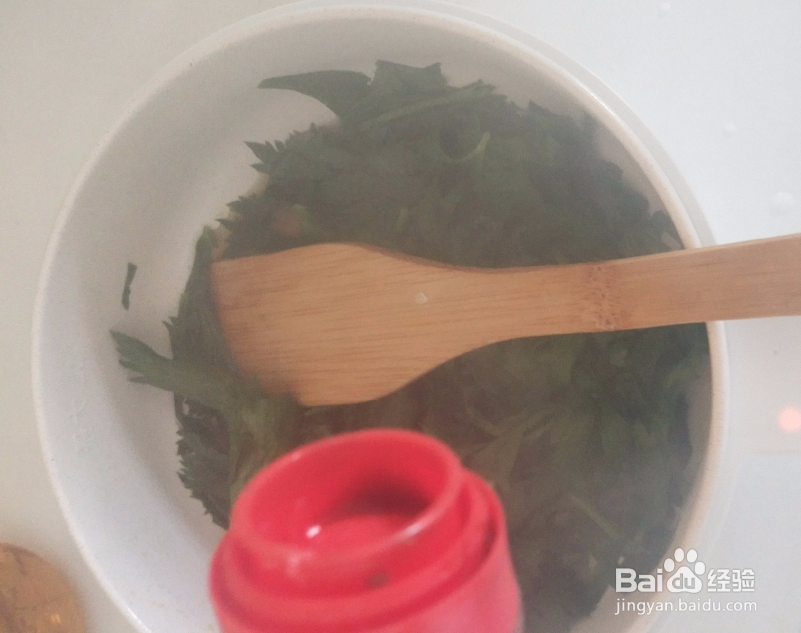 芹菜叶炒鸡蛋怎么做？