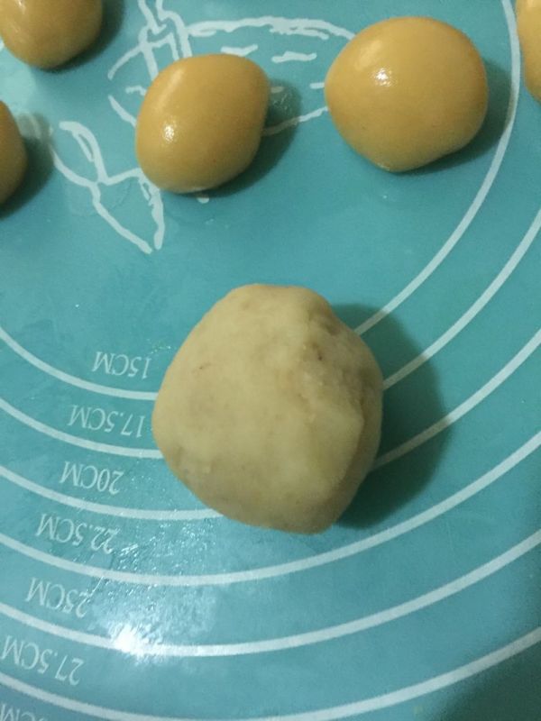 广式蛋黄莲蓉月饼