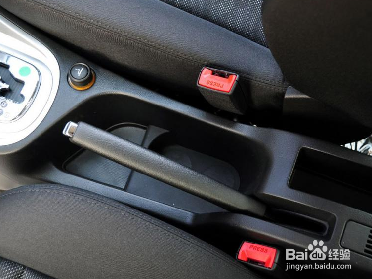 车上出现一个感叹号一个圈怎么处理