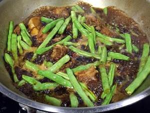 养生食补排骨焖四季豆的做法