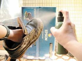 怎样防止和除去皮鞋上的“白霜”