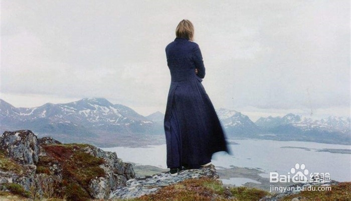 在旅行中摆这样的poss，拍出的效果会更有气质。