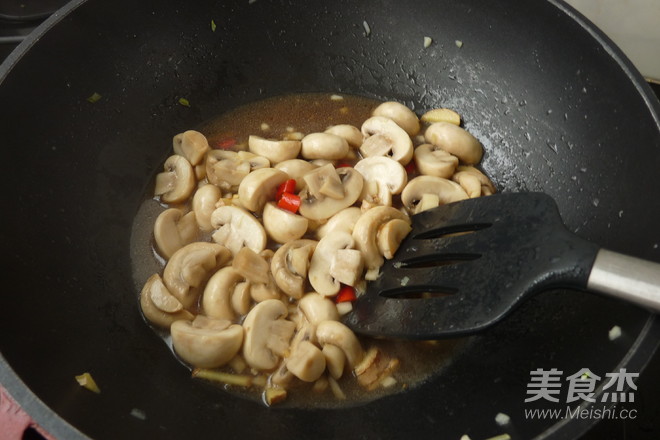 鲜菇浇带鱼的做法