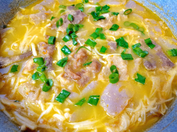 酸汤金针菇魔芋肥牛卷