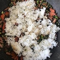 蒜苔酱油炒饭——粒粒分明