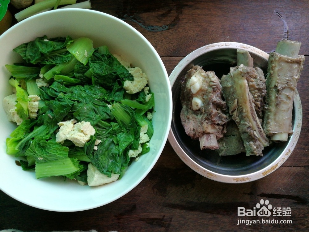 <b>小白菜冻豆腐排骨汤的做法</b>