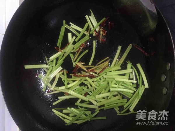 西芹炒牛肉的做法