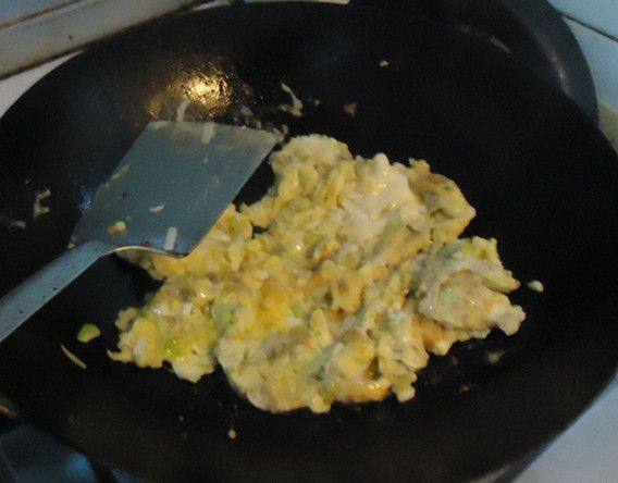 大葱炒鸡蛋，简单而有营养，反正我是很喜欢！