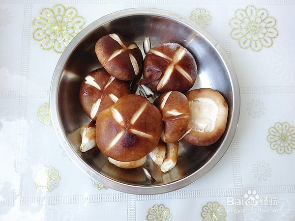 香菇焖排骨的做法