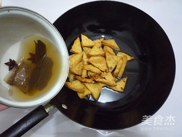 蜜汁辣豆干的做法