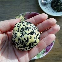 在家制作美味的香甜软糯芝麻南瓜球