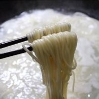 香辣牛肉酱蔬菜拌面