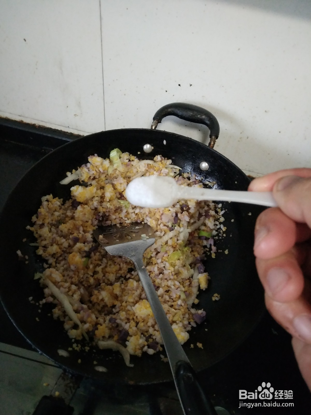 蹄膀罐头肉炒米饭