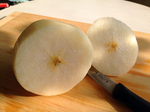 川贝炖雪梨要放水吗