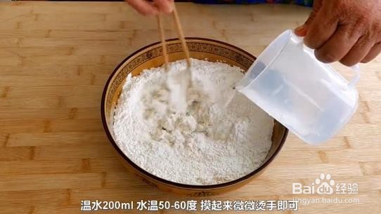 如何自己制作好吃的葱油饼