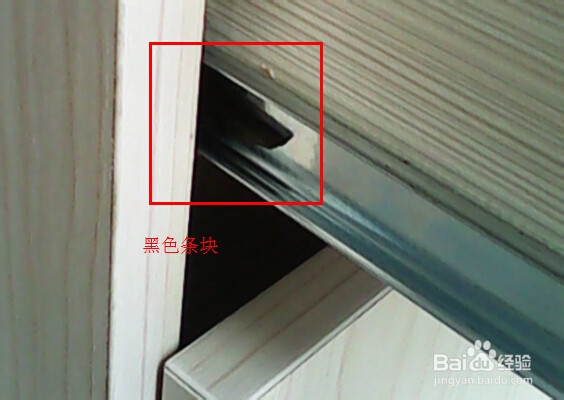 重要文件掉进了办公桌夹缝里的柜子里了怎么办?