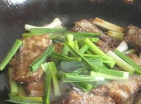 青蒜烩带鱼的做法