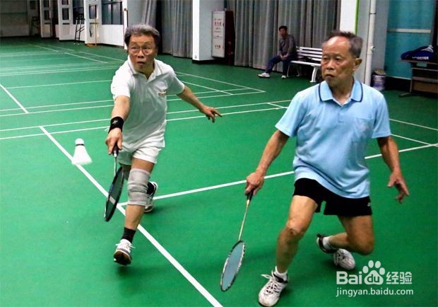 怎样和高个子打羽毛球