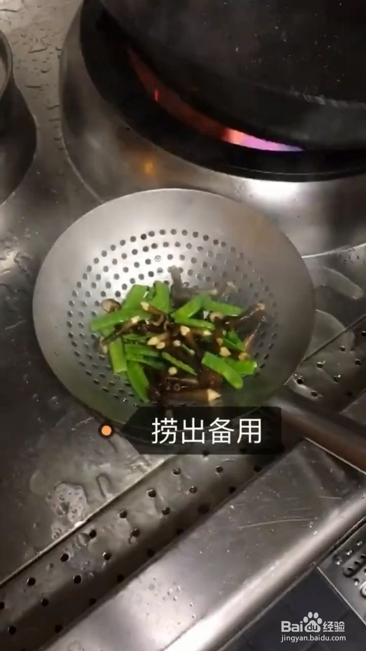 如何制作松菌炒雪花牛肉