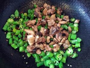 辣尖椒炒鸡肉