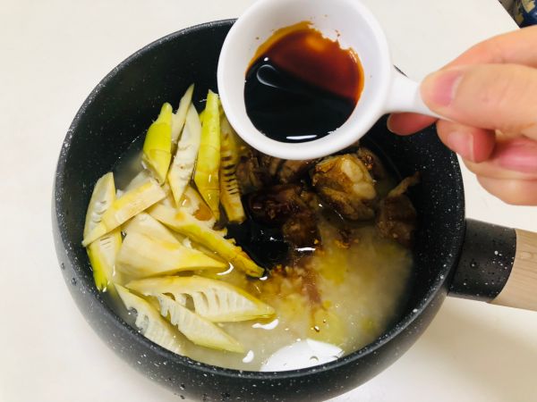 蚕豆排骨笋焖饭