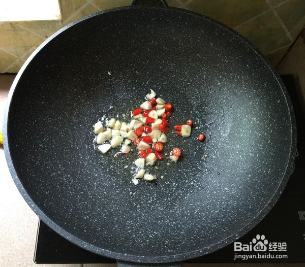 如何制作四季豆炒卤猪心