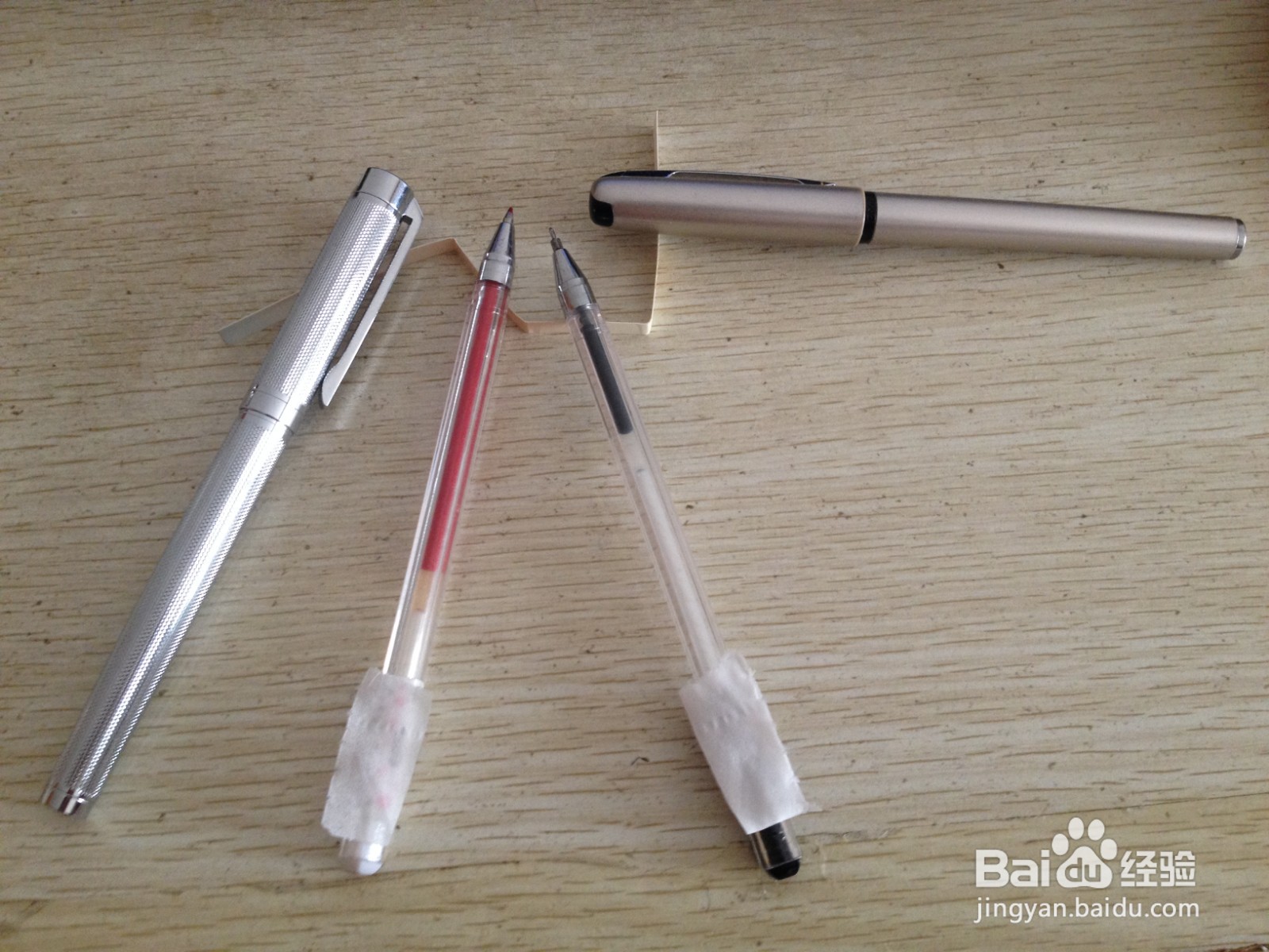 如何用一个细长的硬卡纸做四支中性笔的简易支架