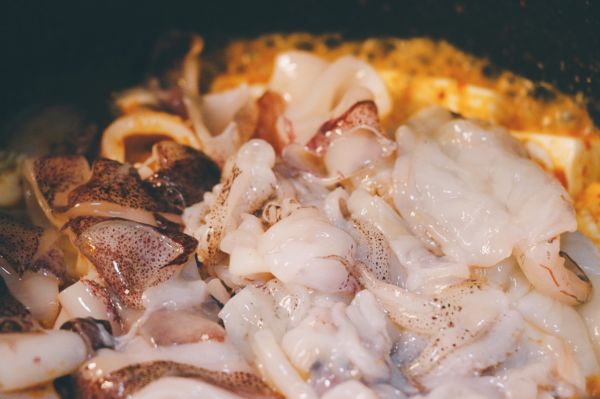 香辣鱿鱼虾球豆腐煲