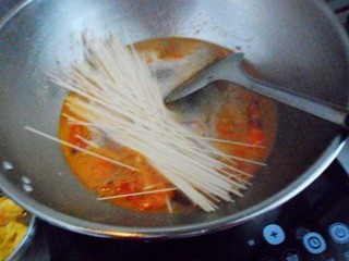 煮公面圣西红柿鸡蛋鲜虾面条