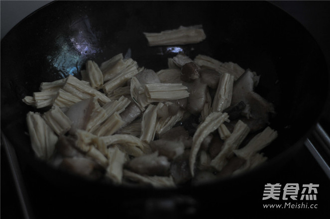腐竹炒肉的做法