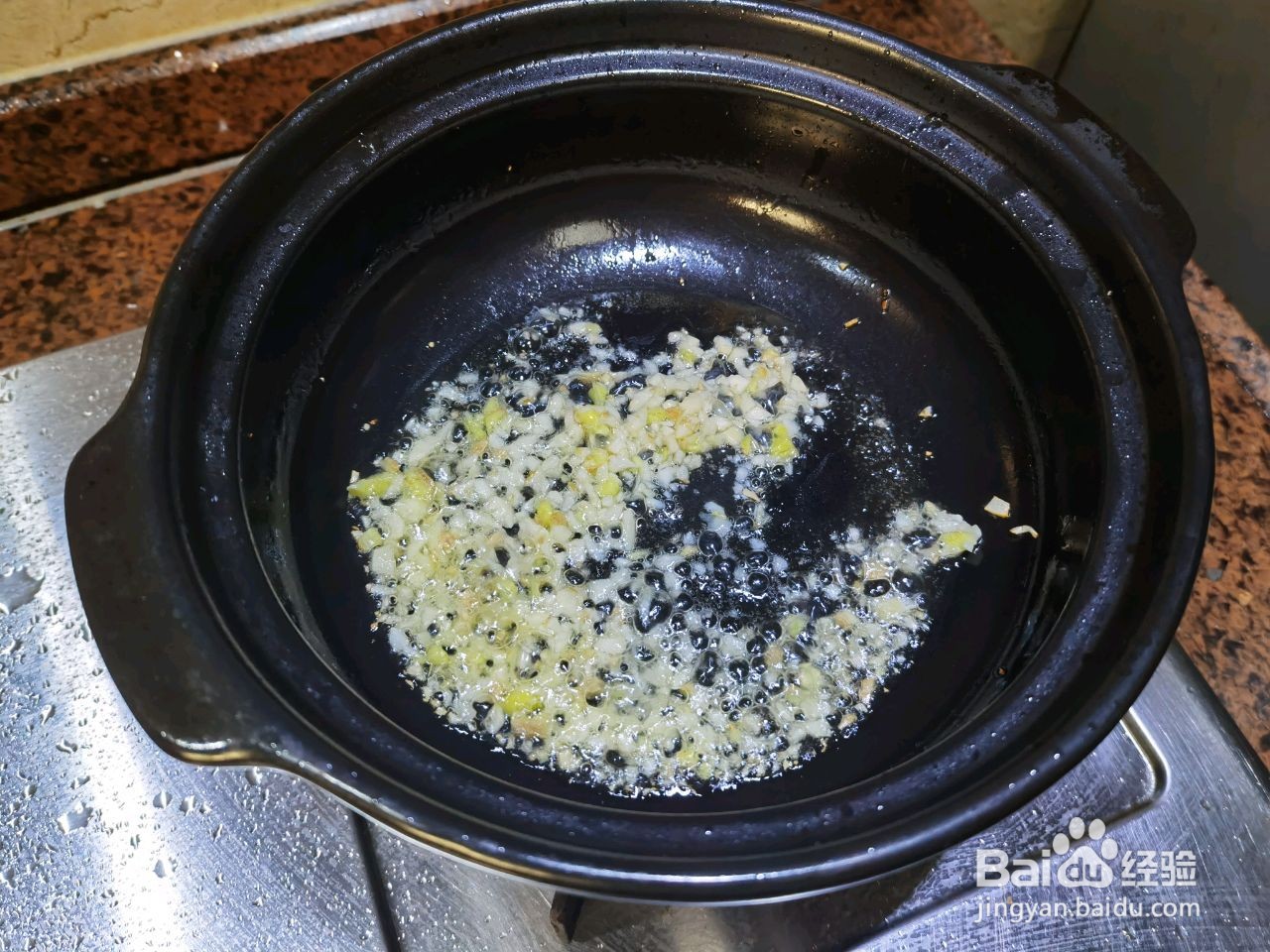 蟹黄豆腐煲的做法