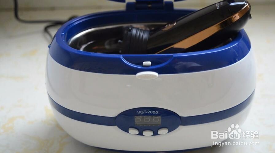 如何清洗电动剃须刀？