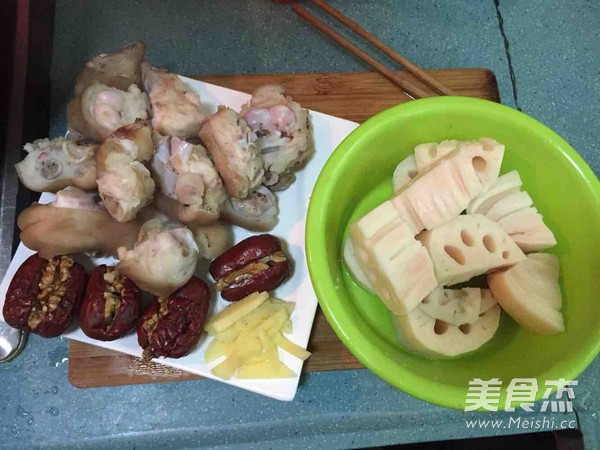 猪脚莲藕汤的做法