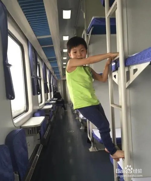 向上爬梯 双手向上使力,交替迈腿踩住梯子栏杆,带动身体向上攀爬.