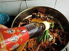 胡萝卜炒金针菇