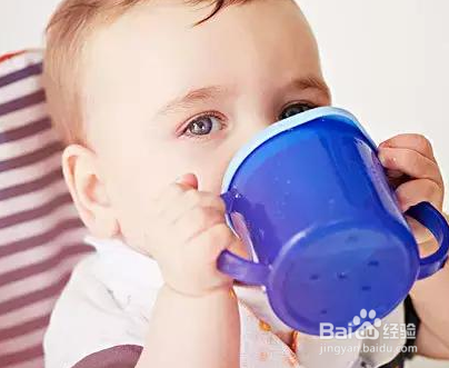 如何教宝宝使用杯子喝水？
