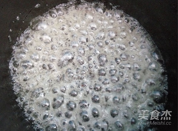 挂霜花生的做法