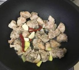 家庭小菜排骨炖土豆