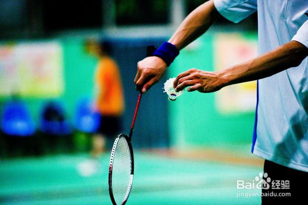 初学打羽毛球怎样发球