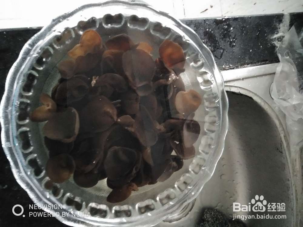 泡发木耳过水焯方法