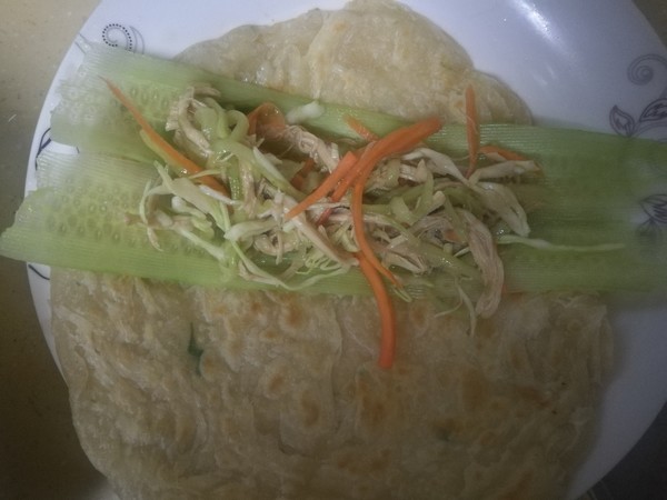 手抓饼卷鸡丝大拌菜丘比沙拉汁