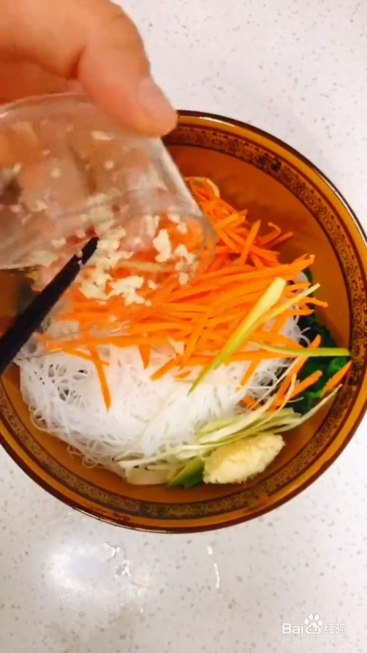 如何制作凉拌菠菜蛋皮粉丝