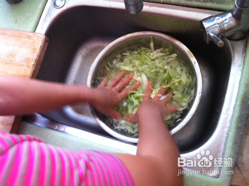 #我的拿手菜#教你烹饪美味的肉丝炒卷心菜