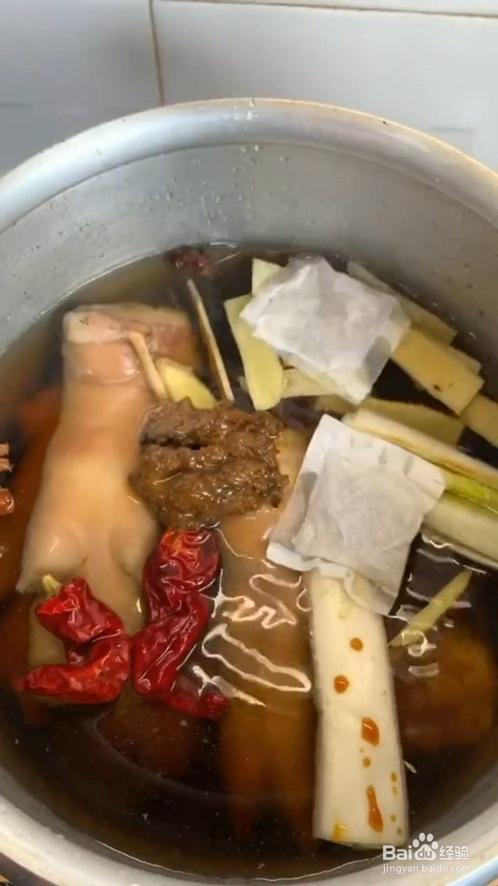 如何制作美味的家常酱猪蹄