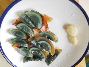 红苋菜皮蛋煲怎么做？